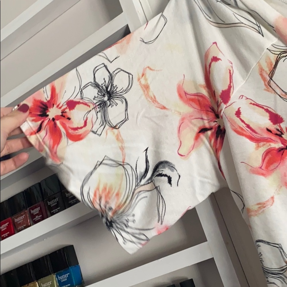 V neck floral top​ - Picture 3 of 4